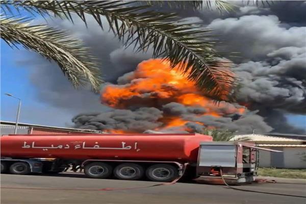 حريق هائل يلتهم مصنعاً بدمياط الجديدة.. وقوات الحماية المدنية تواصل جهودها لمحاصرة النيران ومنع امتدادها
