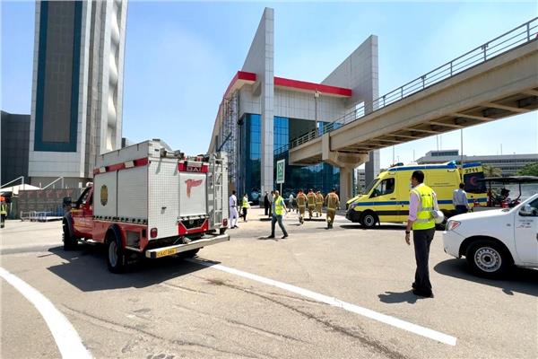 مطار القاهرة يجري تجربة طوارئ ناجحة بمحاكاة عطل في الناقل الآلي