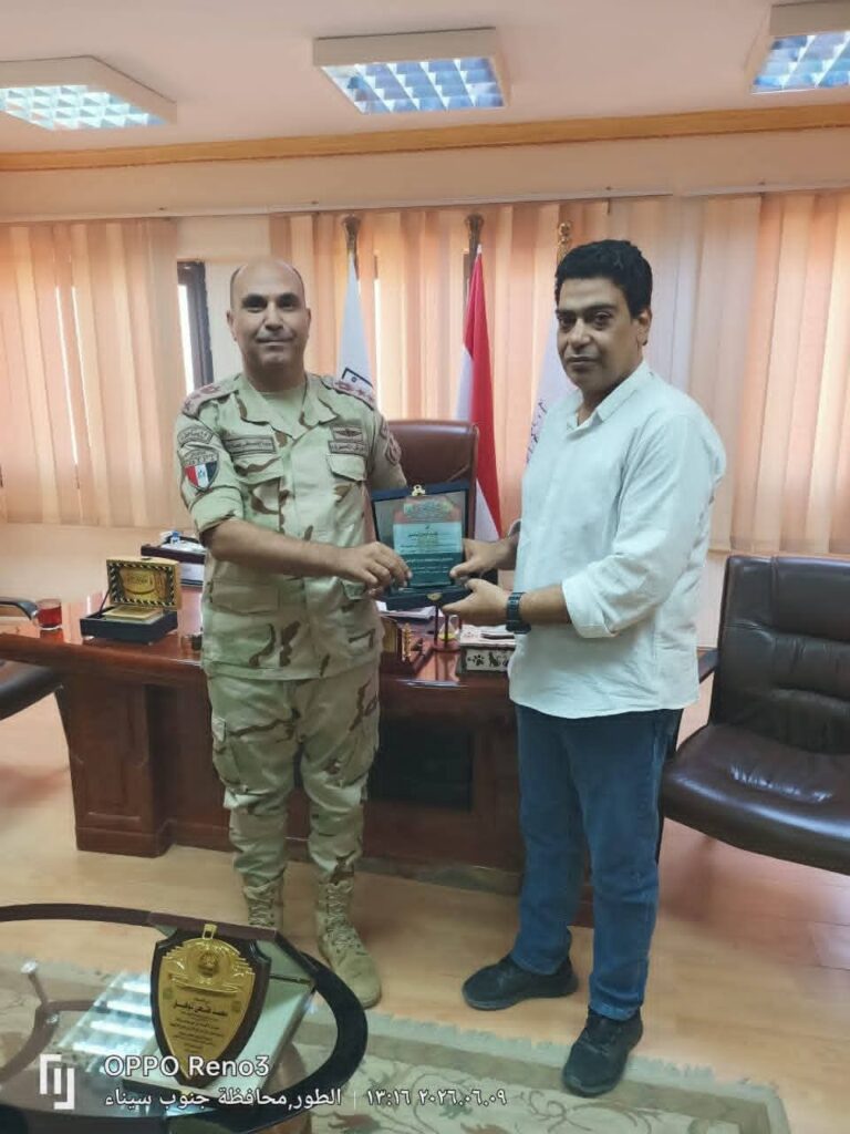 تقديرًا لجهوده في مشروع صقر (165)المستشار العسكري لجنوب سيناء يمنح محمد فتحي توفيق “درع التميز