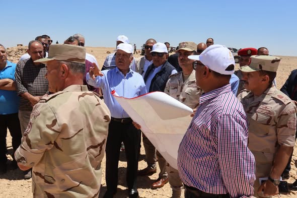 تنفيذاً لتوجيهات فخامة الرئيس عبدالفتاح السيسي رئيس الجمهورية وزيرا “النقل ” ” والكهرباء “فى زيارة ميدانية إلى مناطق جبل سحابة بوسط سيناء وجبل عتاقة بالسويس لتفقد واستطلاع بعض الأماكن وبدء الاجراءات اللازمة لاقامة عدد من المشروعات لتوليد الكهرباء من طاقة الرياح