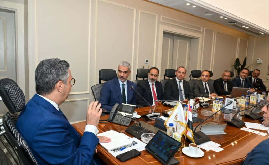 وزير التموين يبحث مع شركة فودافون مصر التعاون في تنفيذ مشروع “CARRY ON” وتطوير البنية التكنولوجية للمنافذ التموينية
