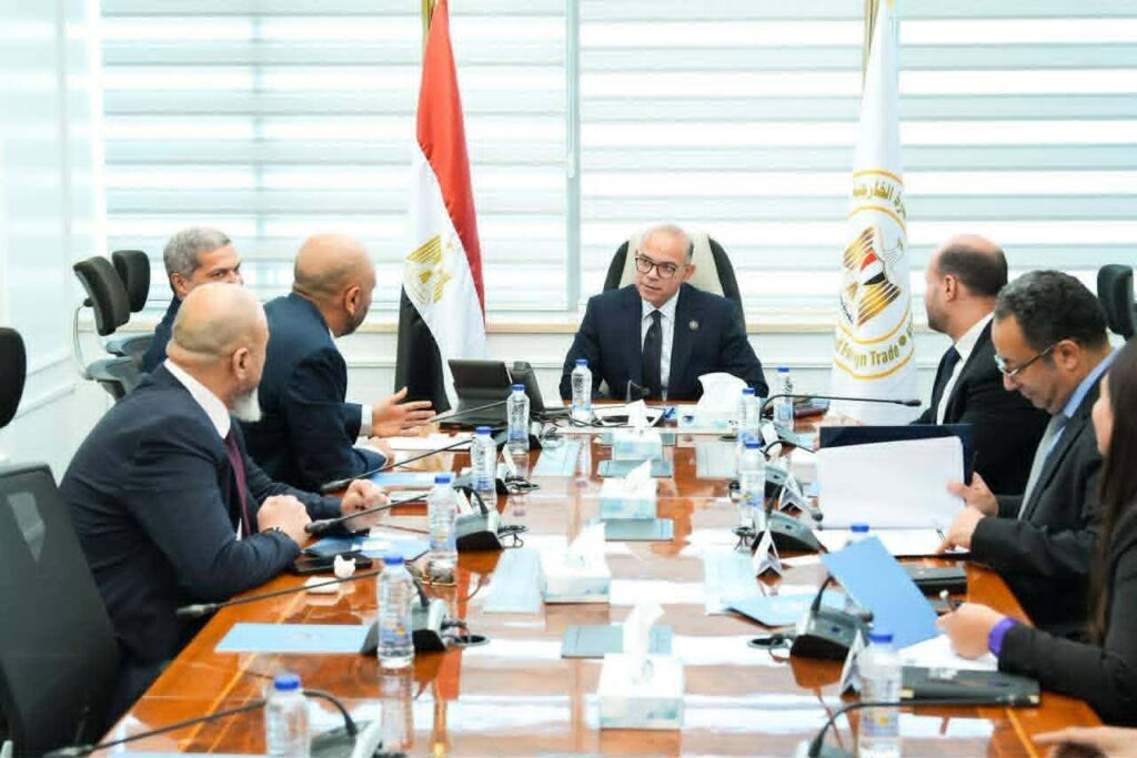 بوابة الصادرات نحو القارة: “الاستثمار” تبحث مع “دي بي ورلد” ربط المنتجات المصرية بشبكات التوزيع الإفريقية