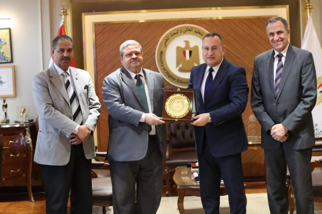 وزارة التعليم العالي والبحث العلمي وزير التعليم العالي يبحث مع رئيس الهيئة المصرية لضمان الجودة والاعتماد “إتقان” تطوير منظومة الجودة والاعتماد بالتعليم الفني والتكنولوجي