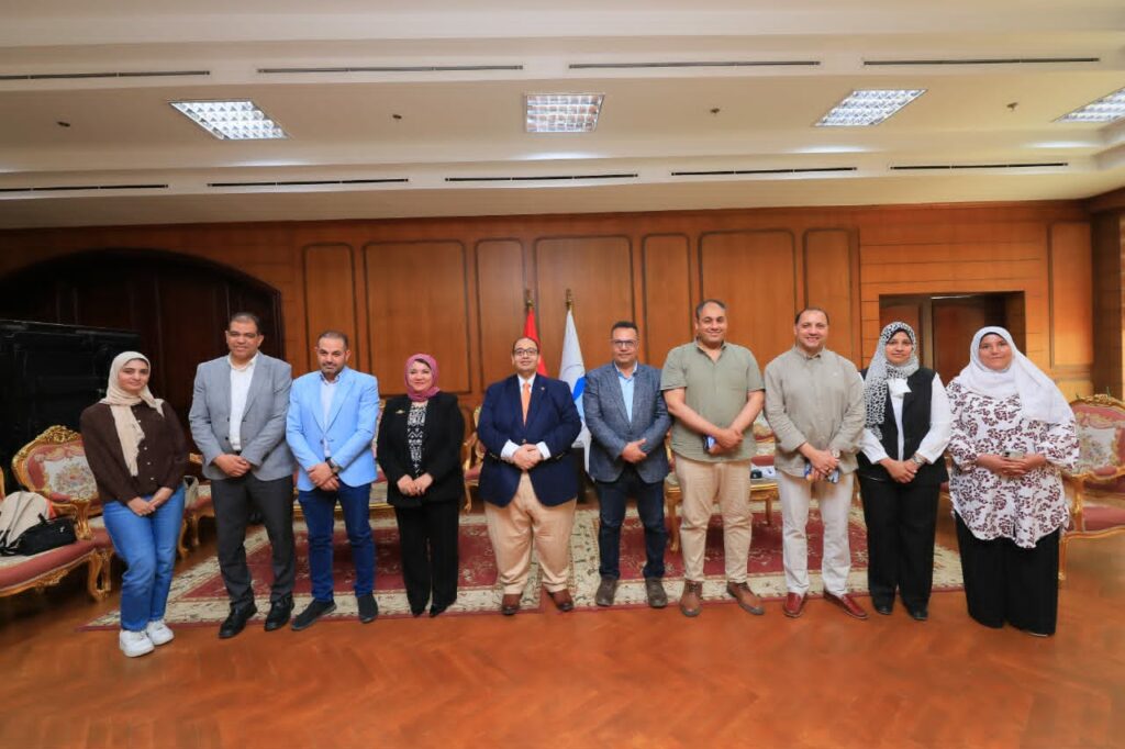 الدكتور يحيي زكريا رئيس جامعة كفر الشيخ يترأس اجتماع مجلس إدارة وحدة المرأة الآمنة