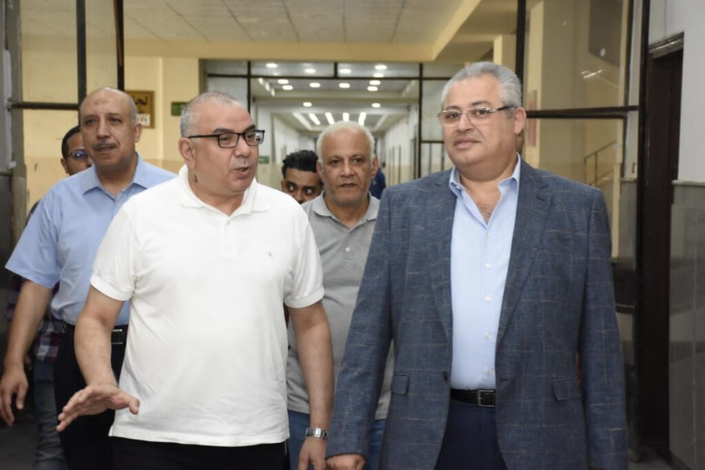 نائب رئيس جامعة عين شمس يتابع امتحانات نهاية الفصل الدراسي الثاني بكليتي التجارة والألسن ويشيد بالانضباط وسرعة التعامل مع المواقف الطارئة