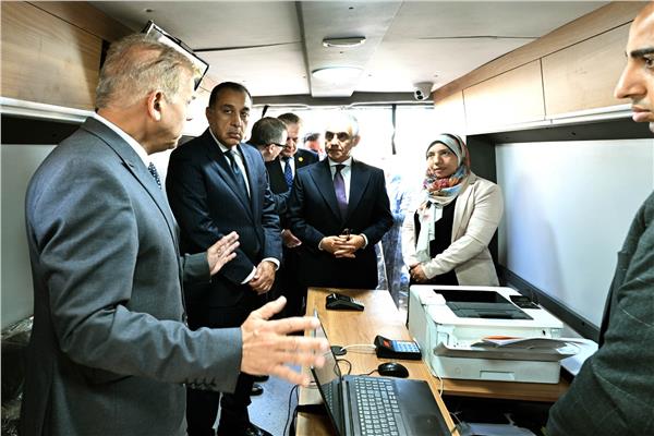 رقمية متنقلة لتيسير الخدمات.. رئيس الوزراء يشهد تسليم 50 مركزًا تكنولوجيًا للشهر العقاري