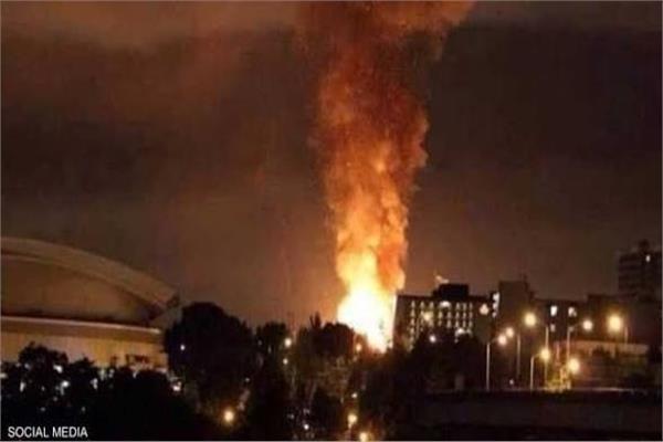 أفادت وسائل إعلام إيرانية بدوي انفجارات في منطقتي بوشهر وعسلوية جنوبي إيران بحسب ما نقلته قناة القاهرة الإخبارية وجاء ذلك بالتزامن مع تأكيد الهيئة البحرية الإيرانية الإغلاق الكامل لمضيق هرمز بعد إعلان مماثل للقيادة العسكرية حذر من استهداف أي سفينة تحاول العبور عقب الضربات الأمريكية الجديدة على الجمهورية الإسلامية وتعثر مفاوضات إنهاء الحرب وقالت هيئة مضيق الخليج الفارسي التي أنشأتها إيران لإدارة الملاحة في هرمز عبر منشور على وسائل التواصل الاجتماعي إنه بسبب التوترات الناجمة عن عدوان القوات الأمريكية في المنطقة سيظل مضيق هرمز مغلقاً حتى إشعار آخر بعدما كانت السلطات تتحدث سابقاً عن السماح بمرور عشرين سفينة يومياً وكان مقر خاتم الأنبياء غرفة العمليات المركزية للقوات المسلحة الإيرانية قد أعلن في بيان إغلاق المضيق أمام حركة جميع أنواع السفن بما فيها ناقلات النفط والسفن التجارية مضيفاً أن أي حركة عبور ستتعرض للاستهداف فيما نقلت وسائل إعلام محلية أن الحرس الثوري استهدف بالفعل سفينتين مخالفتين كانتا تحاولان العبور ويأتي هذا بعد تقارير أفادت بإصابة سفينة شحن بصاروخ إيراني في المضيق.