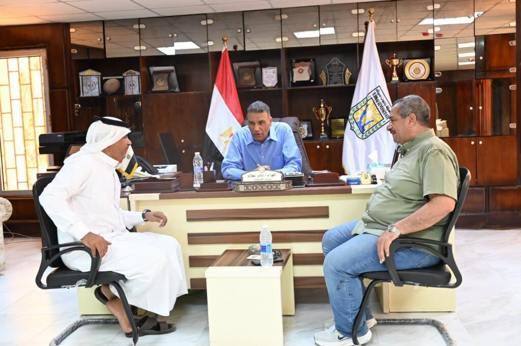 محافظ جنوب سيناء يلتقي مشايخ وعواقل مدينة نويبع لبحث مطالب المواطنين