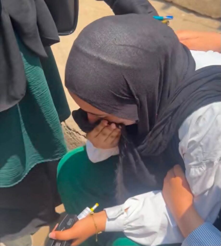 دموع في “العلمي” وابتسامات في “الأدبي”.. الكيمياء تصدم الطلاب والجغرافيا تداوي الجراح.