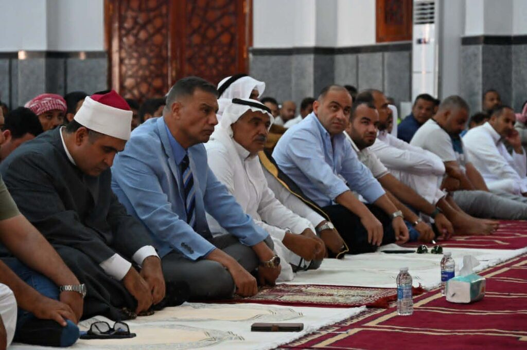محافظ جنوب سيناء يؤدي صلاة الجمعة بمسجد الصديق بنويبع