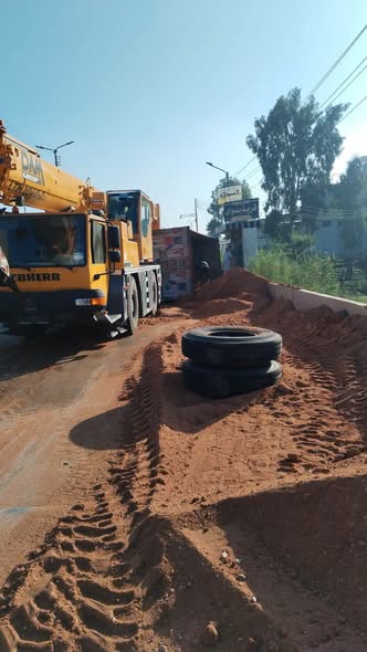 محافظ الدقهلية يؤكد سرعة الاستجابة لحالات الطوارئ في رفع سيارة نقل محملة بالرمل أمام قرية بدواي بمركز المنصورة