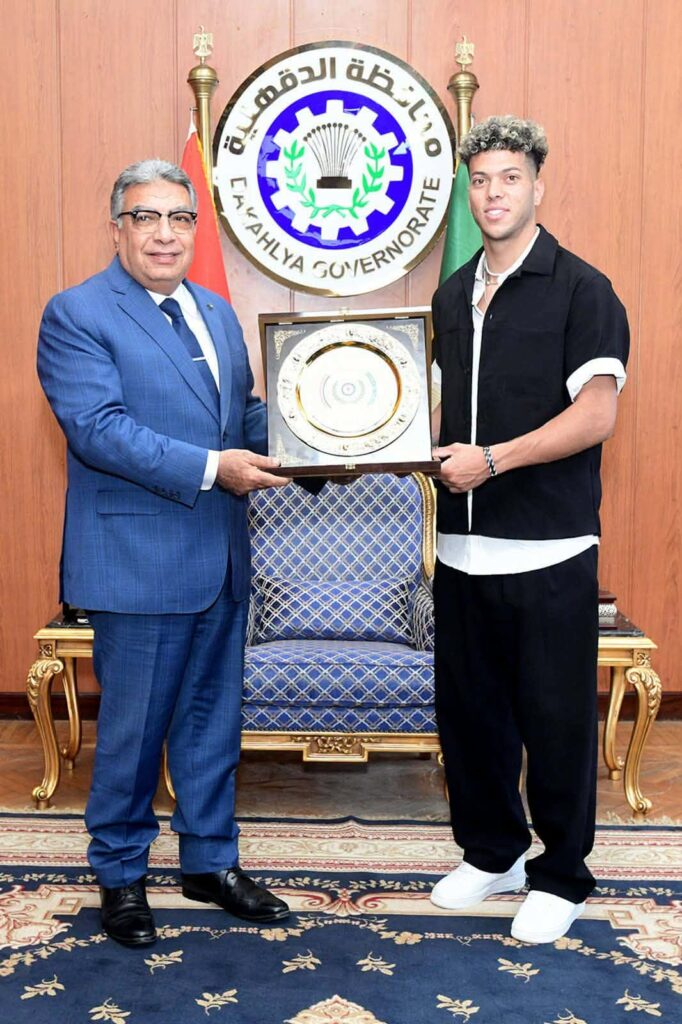 محافظ الدقهلية يكرم إمام عاشور نجم منتخب مصر ويهديه درع المحافظة تكريم اللواء طارق مرزوق محافظ الدقهلية للاعب إمام عاشور