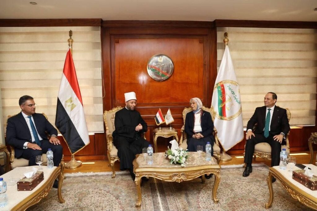 وزير الأوقاف يهنئ رئيسة هيئة النيابة الإدارية بمناسبة توليها منصبها الجديد