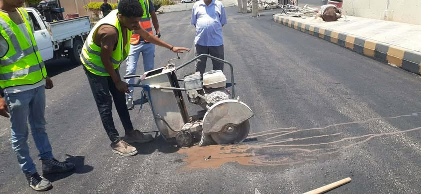 لجنة الاستلام تعاين أعمال مشروع رصف الطرق بمدينة نويبع بوضوح