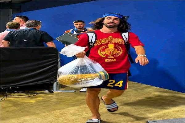 مارك كوكوريا يثير الجدل بصورة الكيس البلاستيك بعد المونديال بوضوح