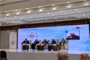 جلسة عائلية مصرية يجلس فيها الأبناء ينظرون بهواتفهم الذكية في عزلة رقمية تامة