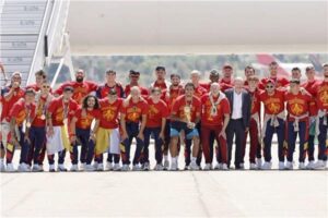 لاعبو المنتخب الإسباني يستقلون الحافلة المكشوفة وسط شوارع مدريد ويرفعون كأس العالم 2026