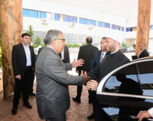اللواء طارق مرزوق محافظ الدقهلية يرحب بوزير الأوقاف بداخل مسجد النصر بالمنصورة