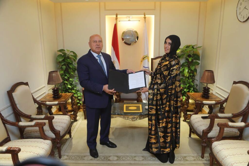 الفريق مهندس كامل الوزير يكرم المواطنة ليلى الأنصاري بأسوان بوضوح