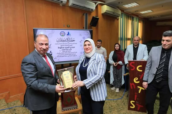 عميد كلية العلوم بجامعة كفر الشيخ يتلقى التكريم في احتفالية موسعة