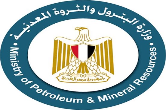 حريق سفينتي التغييز بميناء دمياط يدفّع البترول لتحرك عاجل