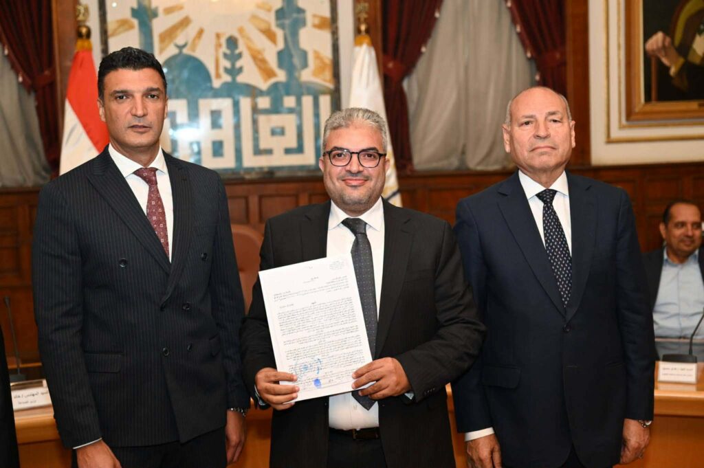 منطقة شق الثعبان تشهد تسليم 40 عقداً لتقنين أوضاع المصانع بوضوح