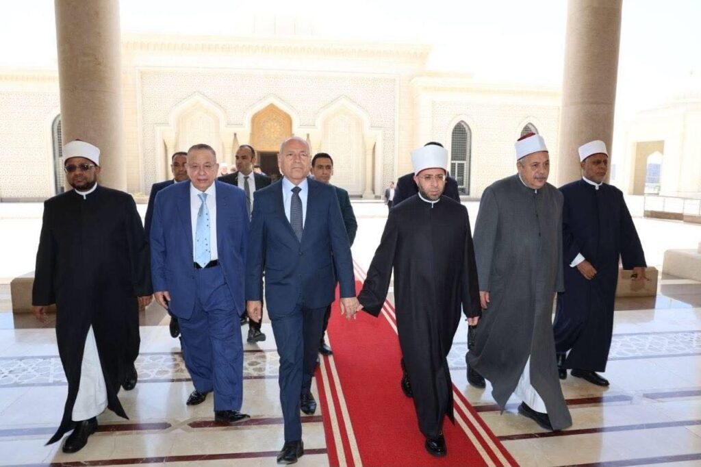 وزير الأوقاف ووكيل الأزهر ورئيس الوطنية للإعلام ونقيب الأشراف ومحافظ القاهرة يؤدون الجمعة بمسجد مصر الكبير بالعاصمة الجديدة