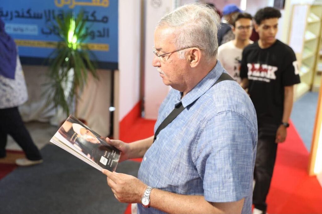 إقبال لافت على كتاب «جهود الإمام الطيب في مكافحة التطرف» بجناح الأزهر بمعرض مكتبة الإسكندرية