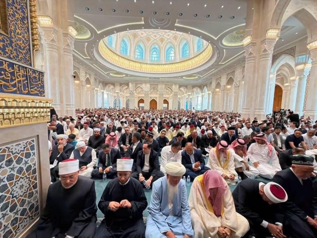 مفتي الجمهورية يؤدي صلاة الجمعة بمسجد الإمام البخاري بمدينة سمرقند خلال زيارته الرسمية إلى جمهورية أوزبكستان