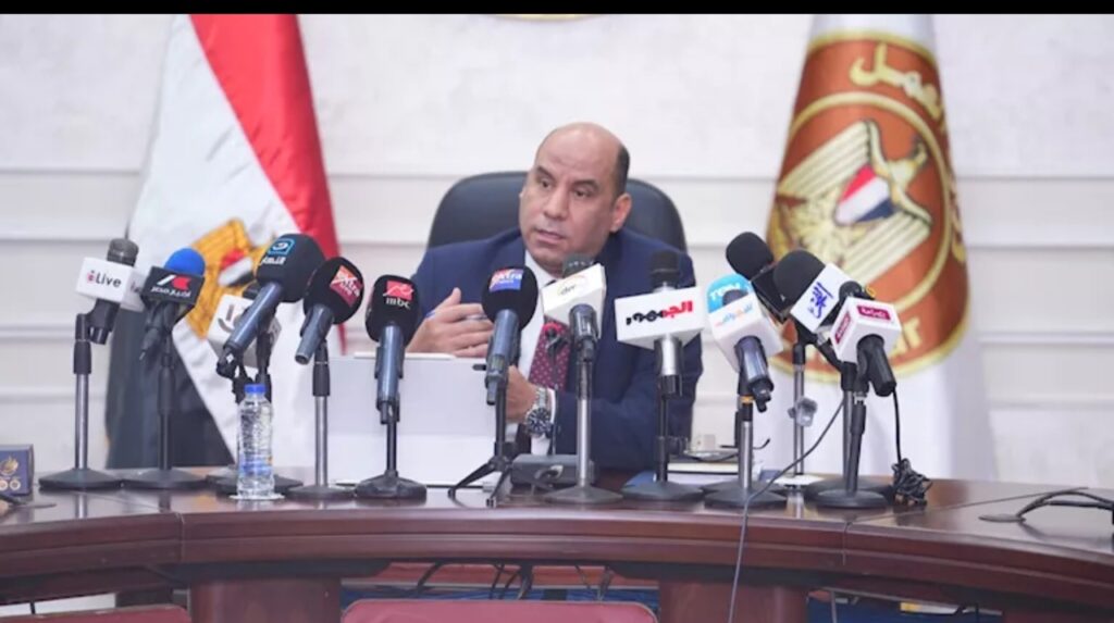 متى يجوز فصل الموظف؟ وزير العمل يكشف ضوابط الجزاءات الجديدة