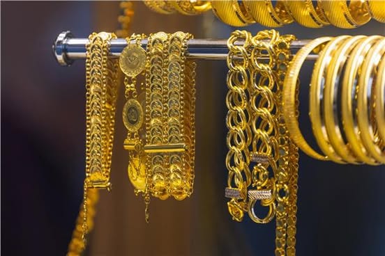 الذهب المحلي يفقد 50 جنيهًا للجرام متأثرًا بالدولار
