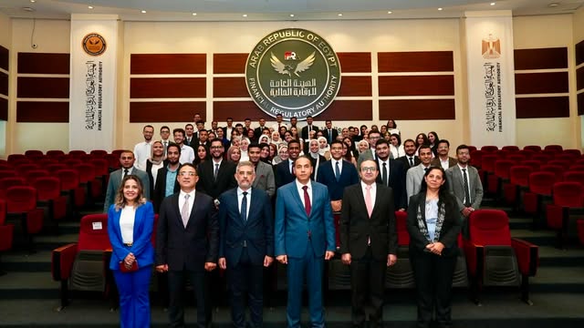 رئيس الرقابة المالية يستقبل الطلاب المميزين بالتدريب الصيفي