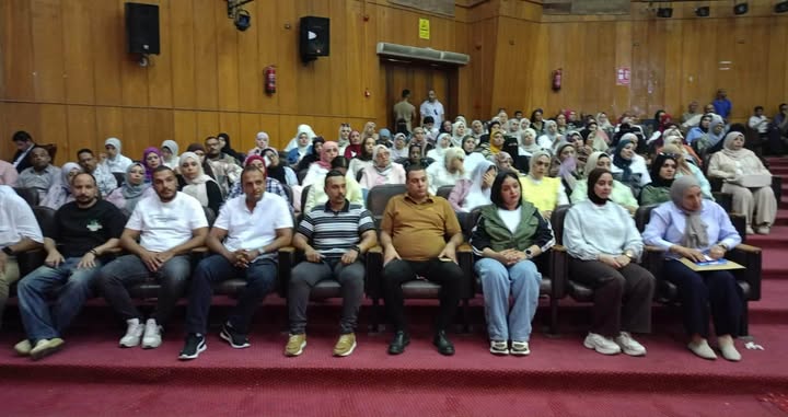 تفاصيل لقاء رئيس جامعة بورسعيد مع الجهاز الإداري وتأكيد دورهم في النجاح