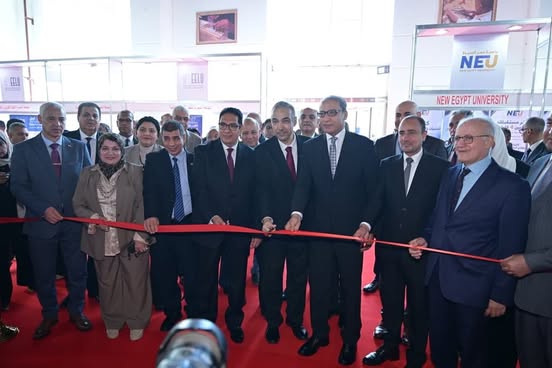 رئيس جامعة القاهرة ورئيس مجلس أخبار اليوم يتفقدان جناح المعرض