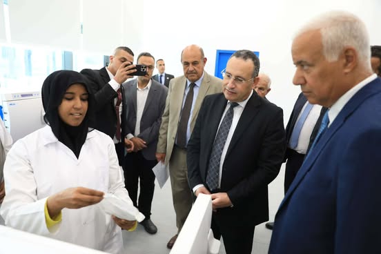 وزير التعليم العالي يتفقد جامعة العلمين الدولية ويطلع على التجهيزات الحديثة لمعامل كلية طب الفم والأسنان