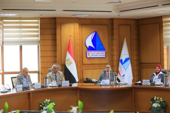 رئيس جامعة كفر الشيخ يترأس اجتماع مجلس البرامج المميزة لشهر أغسطس 2026م