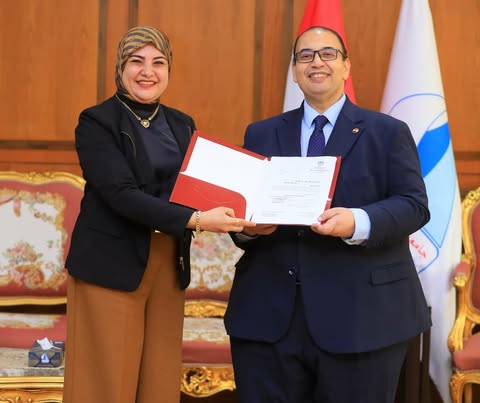 رئيس جامعة كفر الشيخ يهنئ الدكتورة آيات حسن محمد شمس الدين بمناسبة تعيينها عميدةً لكلية الآداب