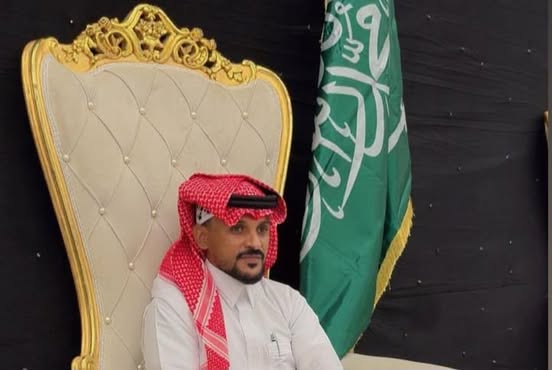 خضر علي.. الفنان الذي يرسم العالم بعين المسافر