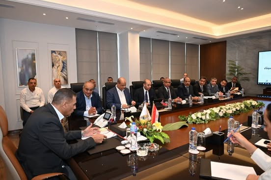 محافظ جنوب سيناء يستقبل وفدًا من وزارة المالية لبحث الملفات التنموية والمالية