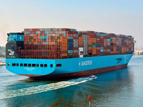 الفريق أسامة ربيع: «قناة السويس» تشهد العبور الأول لسفينة الحاويات BANGKOK MAERSK