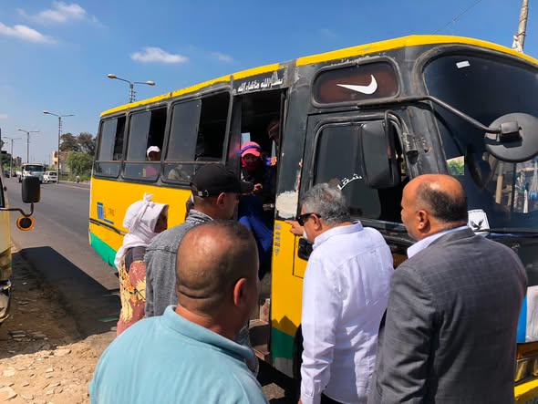 لليوم الثاني على التوالي.. محافظ الدقهلية يوجه فوراً بتوفير سيارة ميني باص لنقل عمال بعد رصد خطورة نقلهم بطريق بطرة/طلخا