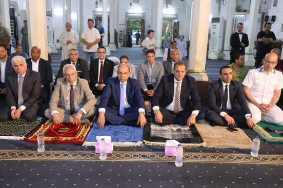 محافظ المنيا يشهد المولد النبوي الشريف بمسجد صلاح الدين وسط أجواء إيمانية