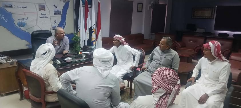 رئيس مدينة أبورديس يستقبل المواطنين بمكتبه لبحث مطالبهم والسعى وراء حلها