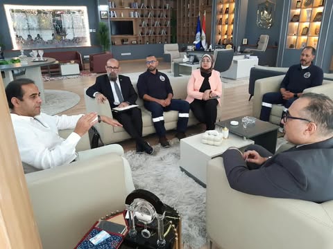 رئيس جامعة بورسعيد يلتقي برئيس جامعة السويدي ومدير المسؤولية المجتمعية بـ “بتروبل”