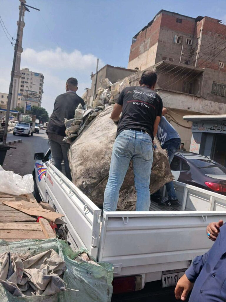للحفاظ على المظهر الحضاري.. تفاصيل حملة «ملاحقة النباشين غرب المنصورة» ومصادرة أدوات الفرز