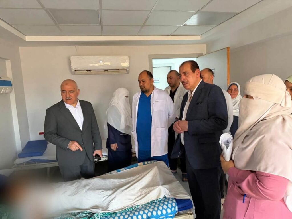 نائب وزير الصحة يجري جولة مفاجئة بالجيزة: إحالة مديري مستشفى وقرية للتحقيق وإشادة بأداء الصف وأطفيح