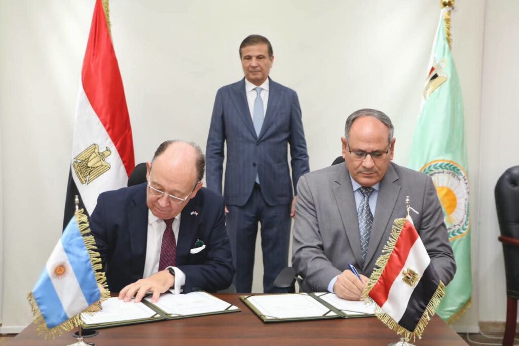 علاء فاروق وزير الزراعة يشهد توقيع مذكرة تفاهم مع الأرجنتين لتعزيز الأمن الغذائي