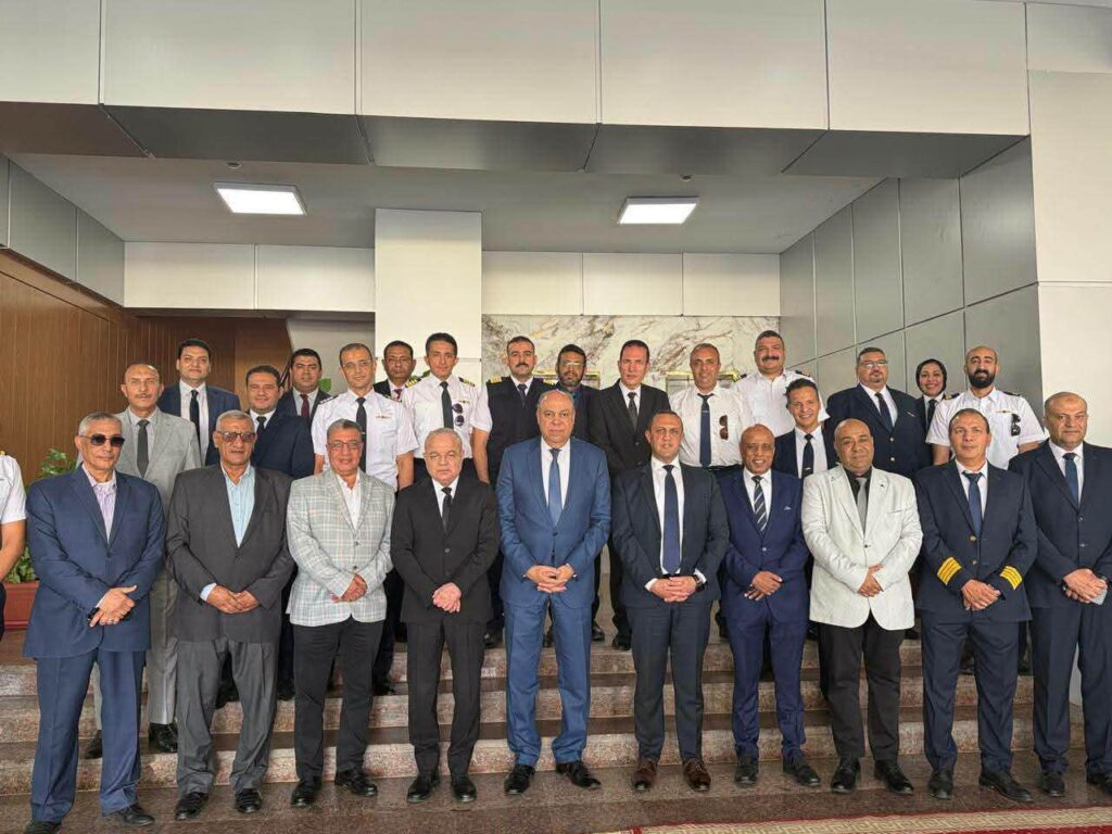 وزير الطيران المدني يتابع التشغيل التجريبي للأنظمة الرادارية ببرج مراقبة مطار القاهرة