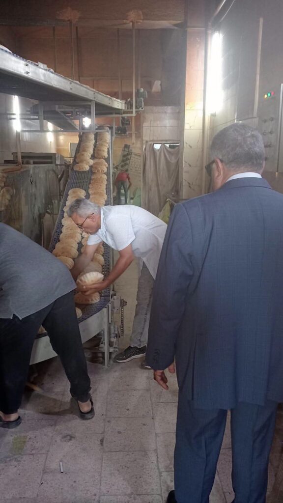 محافظ الدقهلية يتفقد مخبز المحافظة الكبير لمتابعة الخبز المدعم في المنصورة