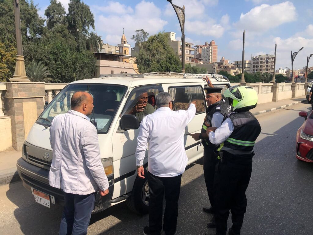محافظ الدقهلية يتابع الانضباط المروري في المنصورة ويوجه بإجراء قانوني ضد مخالفة